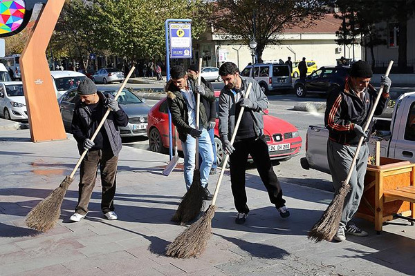 Hükümlüler Erzincan caddelerini temizledi