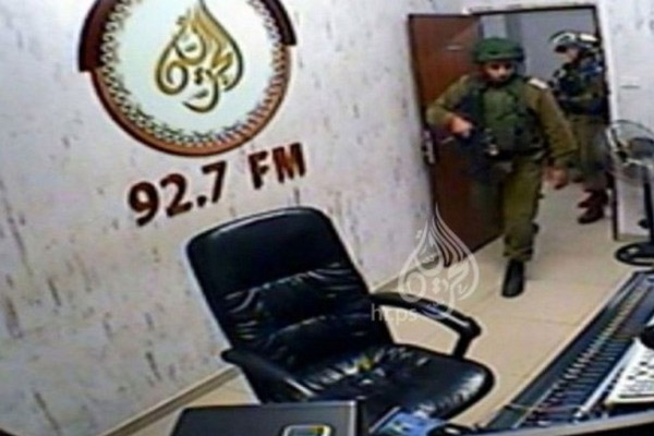 İsrail, Filistin'de radyo bastı