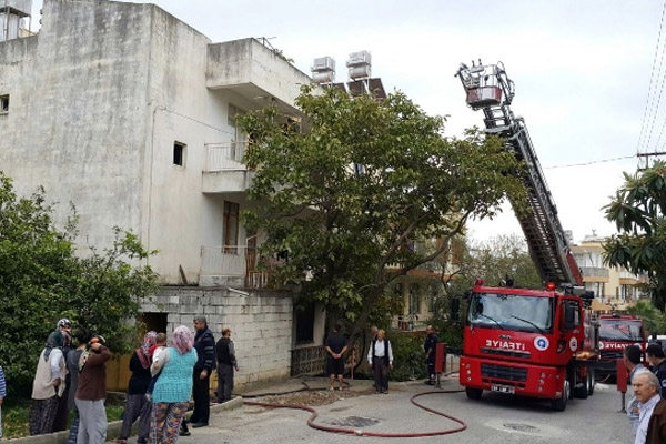 Ev yanınca Suriyeiller kaçtı