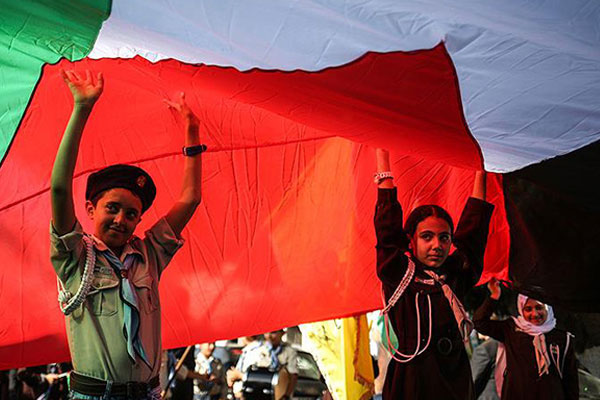 Gazzeli çocuklardan anlamlı yürüyüş