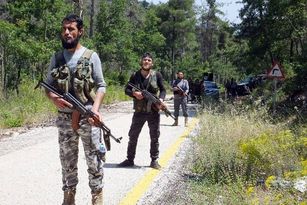 Türkmenler eşlerini bırakıp dönüyorlar