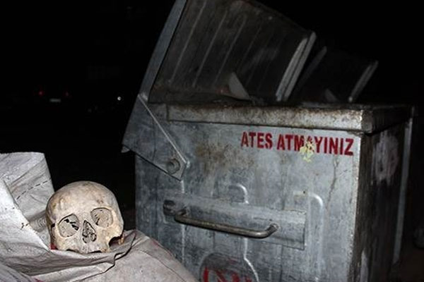 Çöpte insan kafatası bulundu