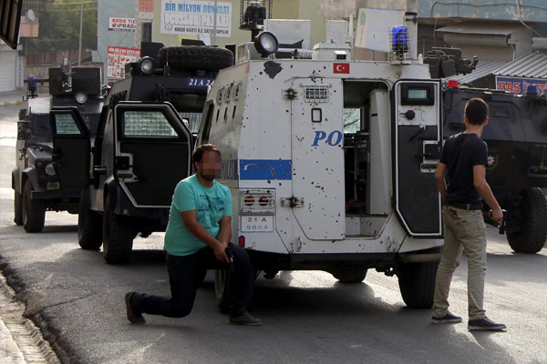 Silvan'da yaralanan komiser yardımcısı şehit oldu