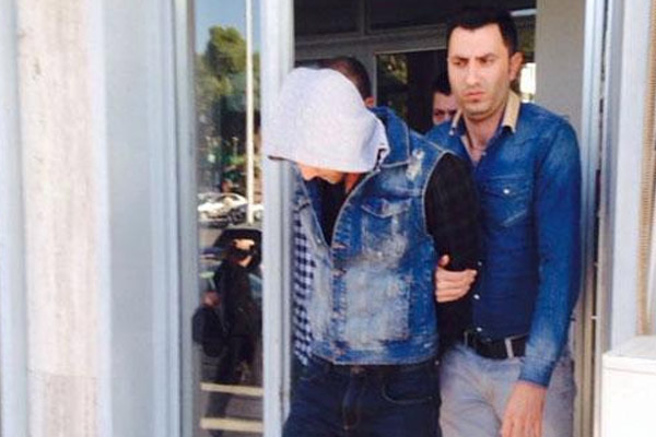 Oda arkadaşının boğazını kesti