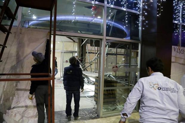 AVM’nin asma tavanı çöktü