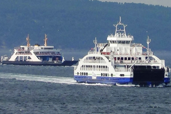 Feribot denizin ortasında kaldı