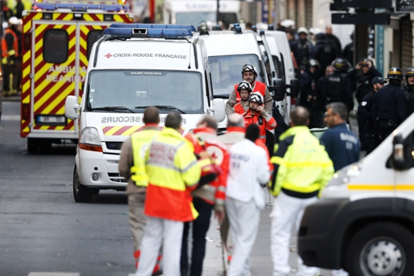 Paris'te çöp kutusundan bomba çıktı
