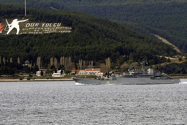 Rus savaş gemisi boğazdan geçti