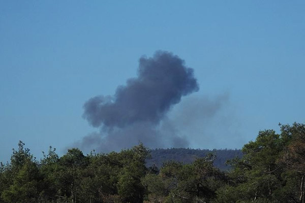 Esed güçlerinden uçağın düştüğü yere saldırı