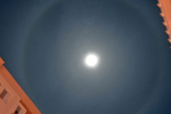 'Ay' Satürn gibi oldu