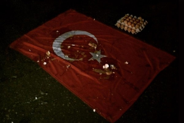 Rusya'da Türk bayrağına saldırı