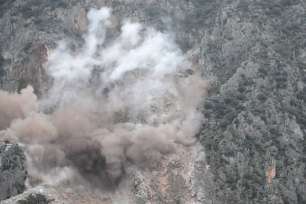 Rusya Türkmen Dağı ve Kürt Dağı'nı ağır şekilde bombalıyor
