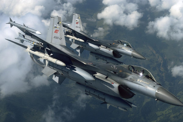 Sınırda F-16’lar devriye uçuşu yaptı