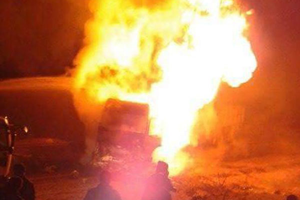 Şırnak'ta, 2 TIR yakıldı