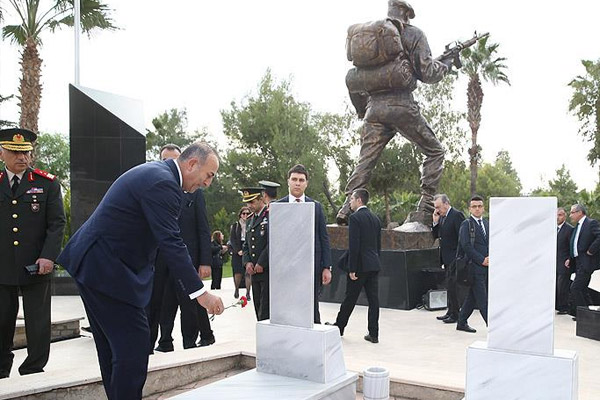 Çavuşoğlu, Girne Boğaz Şehitliğini ziyaret etti