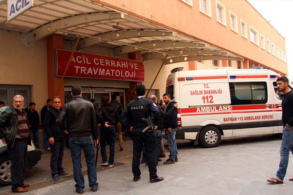 Batman'da bıçaklı grup okulu bastı