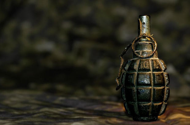 Eşine el bombası attı