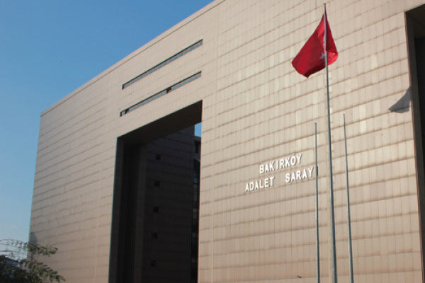 Adliyeye silah sokma girişimi