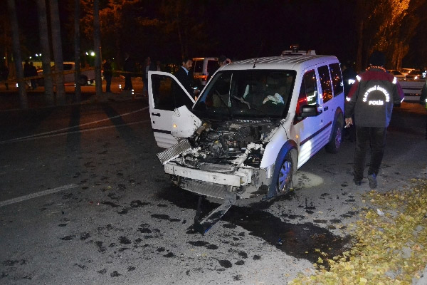 Kamyon sivil polis aracına çarptı