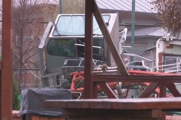 Spor tesislerine vinç devrildi: 2 ölü