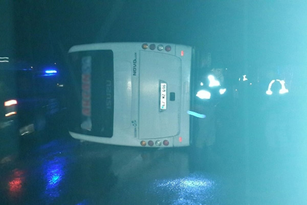 Tur otobüsü devrildi: 23 yaralı