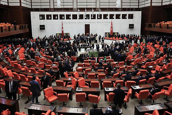 Güven oylaması gergin başladı