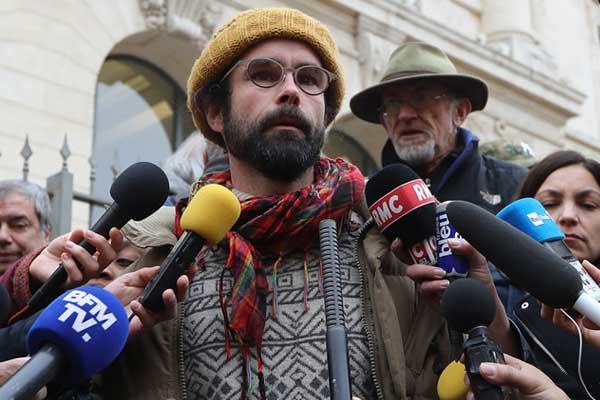 'Kahraman' çiftçi kırmızı halıda mültecilerle birlikte yürüdü