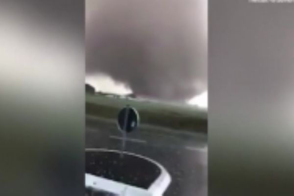 Aracıyla kasırganın içine girdi