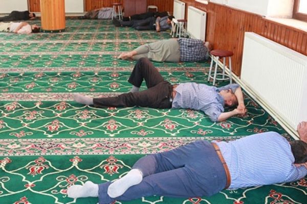 Vatandaşlar serinlemek için camiye koşuyor