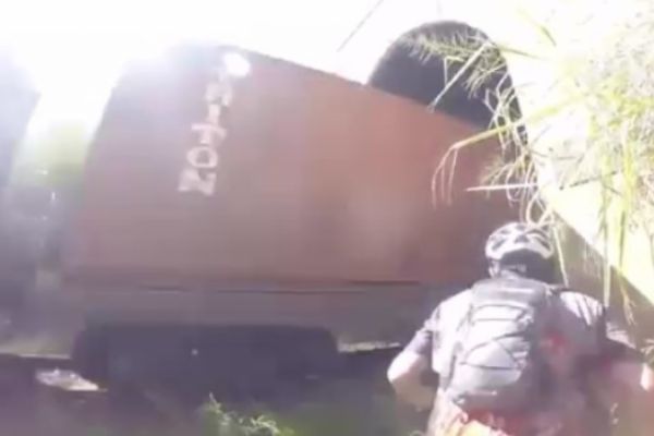 Trenin altında kalmaktan kıl payıyla kurtuldu!