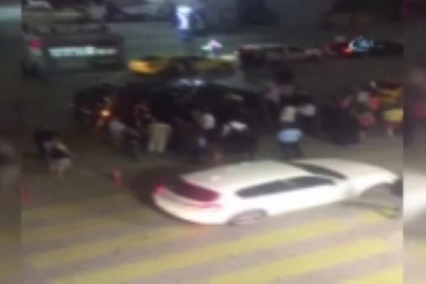 UBER sürücüne saldırı kamerada