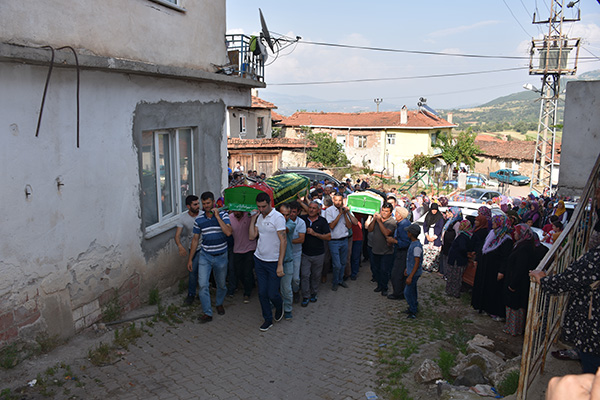 Havuza düşüp boğulan anneanne ve torunu defnedildi