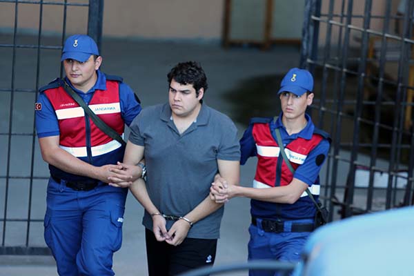 Yunan askerlerinin tutukluluğuna devam kararı verildi