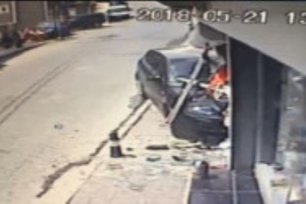 Kontrolden çıkan otomobil iş yerine daldı