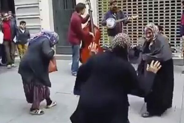 Mendilci teyzelerin müzisyenlere eşlik ettiği anlar sosyal medyayı salladı