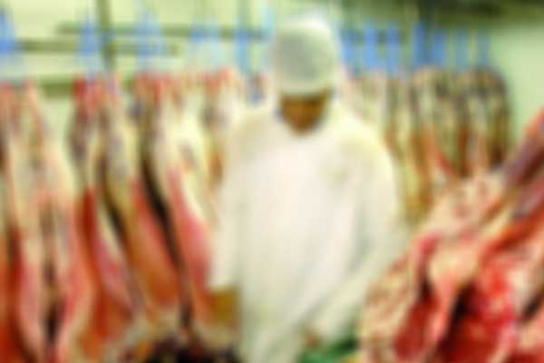 Müslüman mahkumları hem aç bırakıyorlar hem de domuz etinden yapılmış yemekler veriyorlar