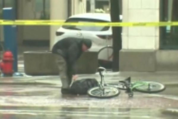 Şüpheli çantaya böyle müdahale etti!