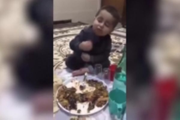 Sahura kalkan çocuğun uyuyarak yemek yemesi