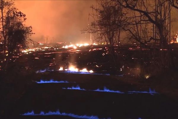 Kilauea Yanardağı'nda oluşan yarıklardan mavi alevler çıktı