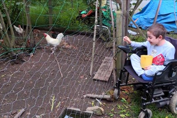 Hayatlarını engelli evlatlarına adadılar