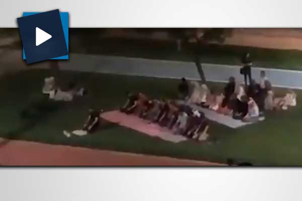 İzmir Kordon'daki namaz kılanlara garip tepki