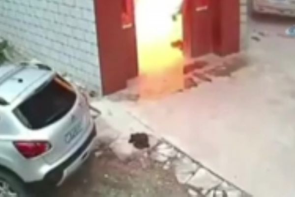 Talihsiz adam alev alev yandı