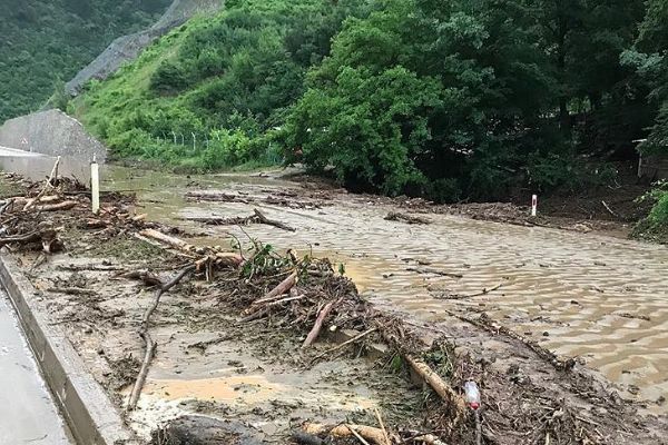 Bursa’da sağanak, hayatı olumsuz etkiledi