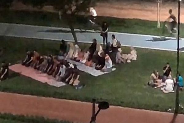 Kordon'da namaz İzmirlileri kızdırdı