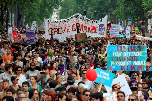 Fransa'da Macron karşıtı 250 bin kişi sokağa indi