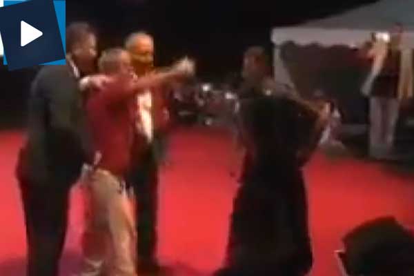 Muharrem İnce'nin koruması vatandaşı sahneden attı