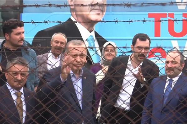 Cumhurbaşkanı Erdoğan, kendisini karşılayan vatandaşları iftara davet etti