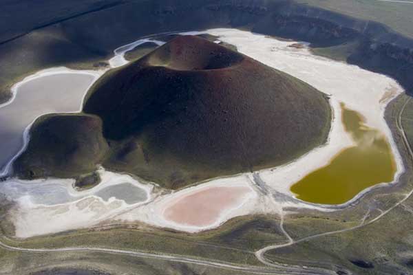 Konya'da bulunan 'dünyanın nazar boncuğu' Meke Gölü kurudu