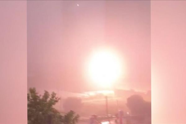 Yıldırım düşme anı kameraya yansıdı