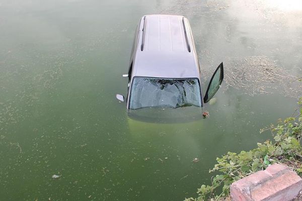 Nehre düşen araçtaki kadını babası kurtardı